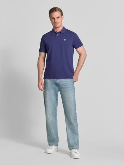 Męski model nosi Regular Fit Poloshirt mit Label-Stitching von MCNEAL z bawełny, listwa guzikowa, długość tyłu w rozmiarze M 70 cm, Ganzkörperansicht von vorne.