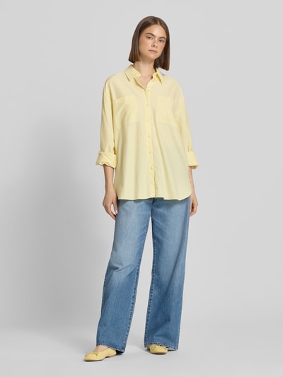 Frauenmodel trägt Loose Fit Hemdbluse mit Baumwoll-Anteil Modell 'MELIA' von Pieces im Allover-Muster, Ganzkörperansicht von vorne.