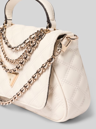 Produktfoto, cremefarbene Handtasche mit Steppnähten Modell 'GIULLY II' von Guess, goldene Ketten, strukturierte Oberfläche