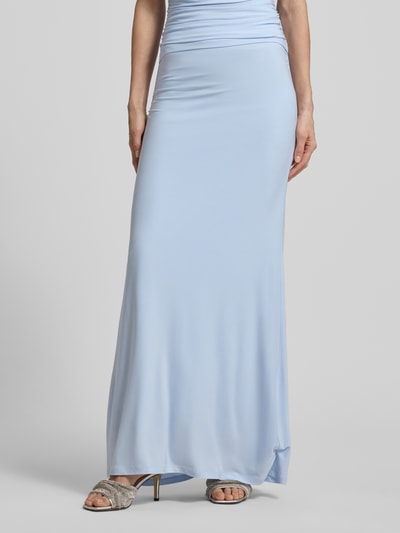 Kobiece model prezentuje długą spódnicę z drapowaniami model 'Mimi Flute Maxi Skirt' od Forever New, mieszanka materiałów z dodatkiem streczu, linia a, szerokość w rozmiarze 36: 34 cm, całkowita długość w rozmiarze 36: 106 cm, jasnoniebieski kolor, gładka tekstura, widok całej sylwetki z przodu.
