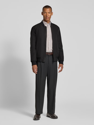 Männermodel trägt Regular Fit Jacke mit Stehkragen Modell 'Rapid' von CINQUE in Schwarz, glatte Textur, Ganzkörperansicht von vorne. Rückenlänge 70 cm, Schulterbreite 49 cm, Brustweite 59 cm, Ärmellänge 69 cm, Zweiwege-Reißverschluss, elastische Abschlüsse, Eingrifftaschen.