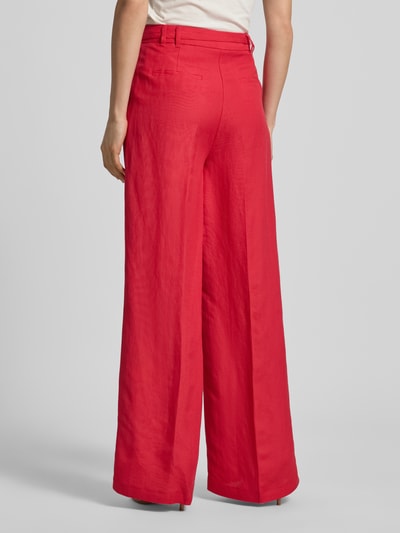 Frauenmodel trägt Wide Leg Hose aus Leinen-Mix mit Gürtel von Christian Berg Woman Selection in Rot, Leinen-Viskose-Anteil, Ganzkörperansicht Rückansicht.