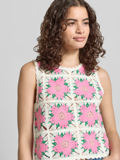 Frauenmodel trägt Boxy Fit Strick-Top mit Allover-Muster Modell 'EMMA' von Only, Struktur-Muster, Rundhals, breite Träger, Materialverarbeitung: Strick, Optik: Allover-Muster, Nahaufnahme Oberkörper.