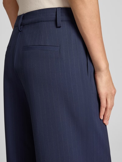 Vrouwenmodel draagt Stoffen broek met Franse steekzakken Model 'Lana' van My Essential Wardrobe, Materiaalmix met viscose, wide fit, detailopname rugaanzicht