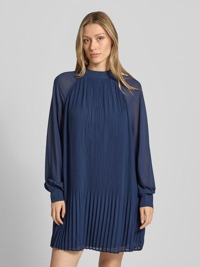Frauenmodel trägt Minikleid mit Plisseefalten Modell 'Ingrid' von GUIDO MARIA KRETSCHMER WOMAN, fließender Stoff, Gerader-Schnitt, Stehkragen, Blau, Ganzkörperansicht von vorne.