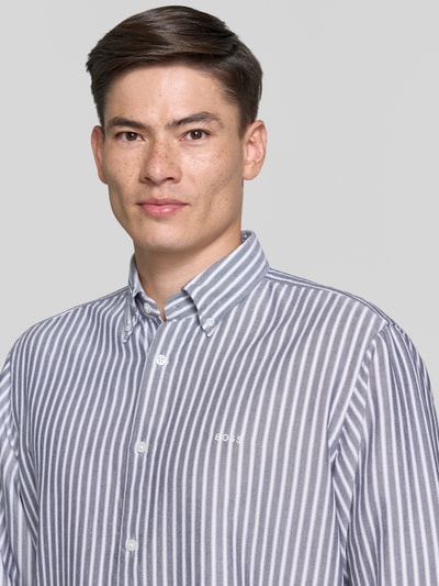 Männermodel trägt Regular Fit Freizeithemd aus Lyocell-Baumwoll-Mix Modell 'RICOPLUS' von BOSS Orange, gestreift, Nahaufnahme Oberkörper