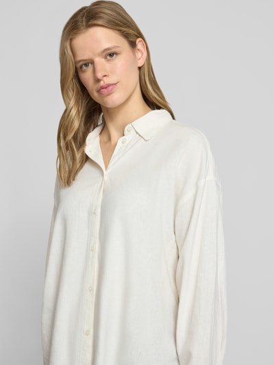 Frauenmodel trägt Hemdbluse mit Leinen-Anteil und Knopfleiste Modell 'ALMIRA' von JJXX in Creme, lockerer Schnitt, Nahaufnahme Oberkörper.
