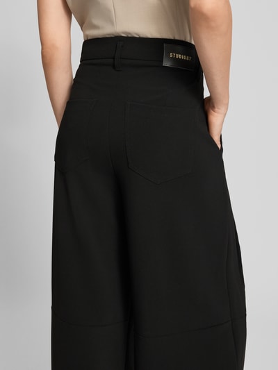 Kobiece modelka ma na sobie Barrel Leg Hose mit Gürtelschlaufen od CAMBIO, jednokolorowe, krój barrel fit, wpuszczane kieszenie, zakładka w pasie, szlufki na pasek, spodnie z zakładkami w pasie, wykończenie materiału: tkanina, widok całej sylwetki od tyłu
