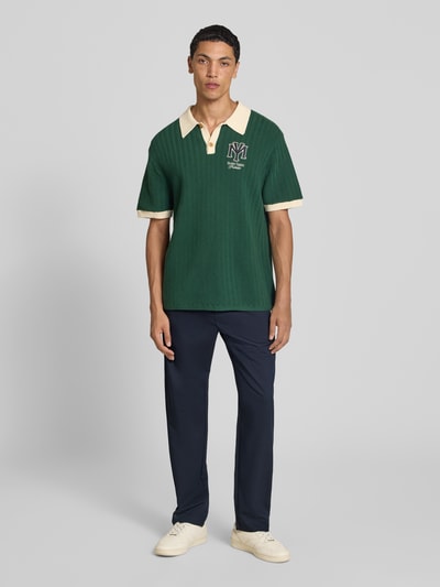Männermodel trägt Relaxed Fit broek met elastische band Model 'TOBY' van JACK & JONES, Materiaalmix met viscose, navy, Achterzakken, Tunnelkoord, Ganzkörperansicht van voren.