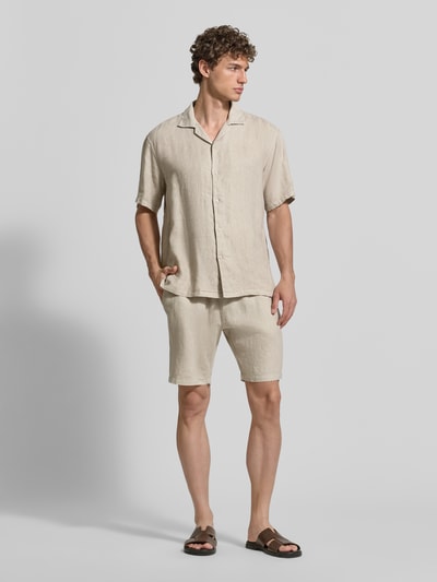Männermodel trägt Shorts mit elastischem Bund und Gesäßtasche von MCNEAL aus Reine Baumwolle, Regular-Fit, Beige, Ganzkörperansicht von vorne.