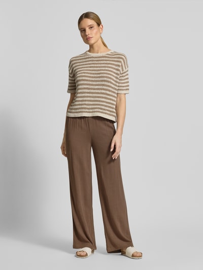Frauenmodel trägt Regular Fit Weite Hose aus Viskose-Leinen-Mix Modell 'VIVA-GULIA' von Selected Famme, Optik: Unifarben, seitliche Eingrifftaschen, Tunnelzug, Bundabschluss elastisch, Materialverarbeitung: Flammgarn, Ganzkörperansicht von vorne.