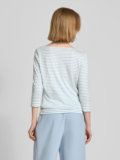 Vrouwenmodel draagt Regular Fit Longsleeve uit lyocell-mix van Windsor, wit met fijne blauwe strepen, 3/4-mouw, ruglengte 59 cm, rugaanzicht.