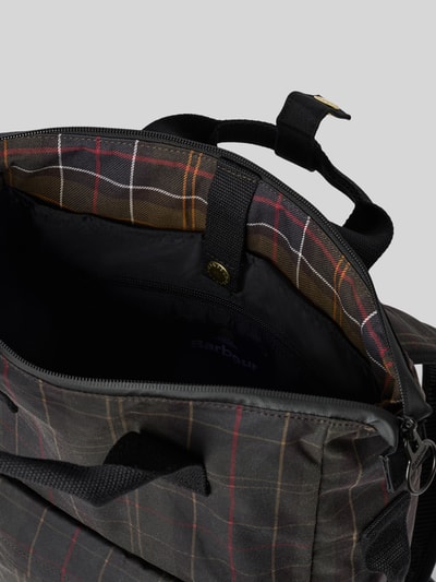 Produktfoto, Rucksack aus reiner gewachster Baumwolle von Barbour, kariertes Muster in Braun und Dunkelgrün, grobe Textur, Herren Rucksack von Barbour