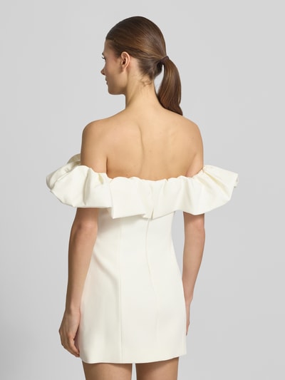 Vrouwenmodel draagt Off-Shoulder-Kleid mit Rüschen Modell 'Tammie' van Forever New in crème, aansluitende fit, rugrits, minijurk, materiaal-mix, rugaanzicht, detailopname