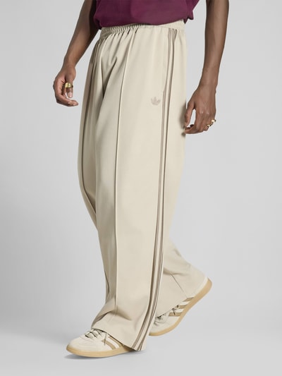 adidas Originals Spodnie dresowe o kroju loose fit z mieszanka bawełny z kantami Piaskowy 4
