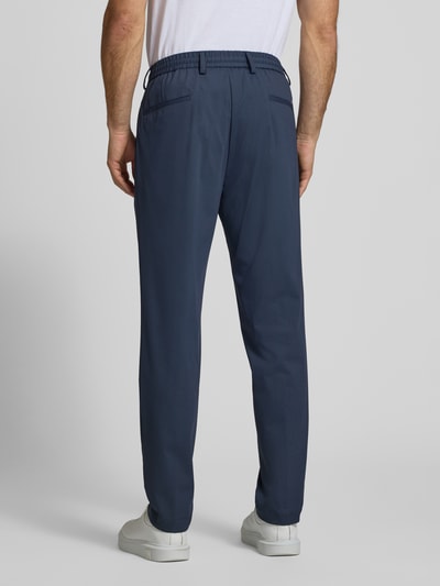 Männermodel trägt Regular Fit Hose mit Tunnelzug und Eingrifftaschen von bugatti, Material-Mix mit Stretch, Ganzkörperansicht Rückansicht.