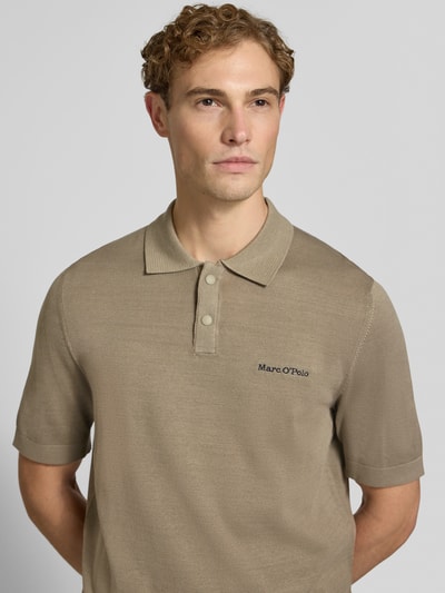 Männermodel trägt Regular Fit Poloshirt aus reiner Baumwolle - Marc O'Polo × DFB Travel Collection, unifarben, Nahaufnahme Oberkörper.