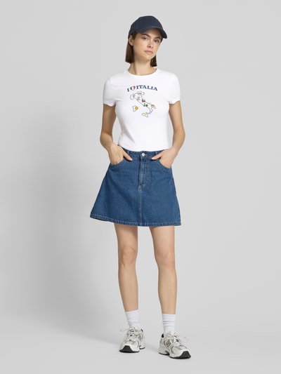 Frauenmodel trägt Slim Fit T-Shirt mit Motiv-Print und Rundhalsausschnitt von REVIEW, Baumwoll-Elasthan-Mix, Rückenlänge bei Größe S 52 cm, Weiß, Ganzkörperansicht von vorne.