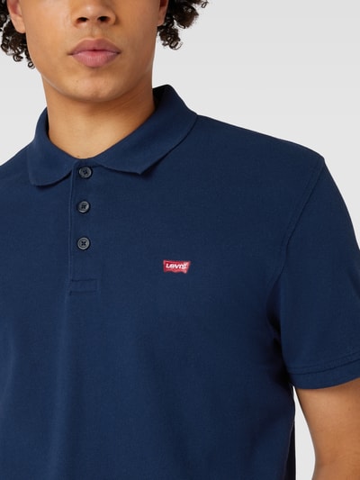 Levi's® Poloshirt in unifarbenem Design mit Label-Stitching Marine 3