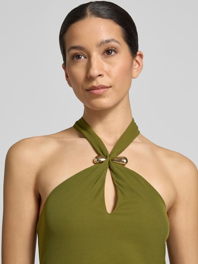 Frauenmodel trägt Neckholder-Maxikleid Modell 'Jayni Halter Hardware' von Forever New in Olivgrün, feine Struktur, Drapierungen, Nahaufnahme Oberkörper. Kontext: Damen Maxikleid, Figurbetont, Cut-Out, Rückenlänge bei Größe 36: 20 cm, Brustweite bei Größe 36: 35 cm.