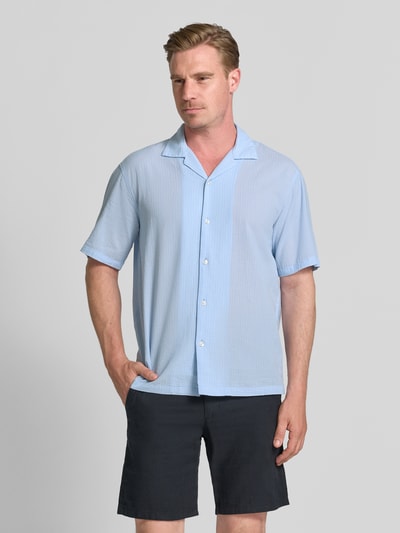 Männermodel trägt Regular Fit Freizeithemd mit Reverskragen von MCNEAL aus reiner Baumwolle, hellblau, Knopfleiste, Ganzkörperansicht von vorne.