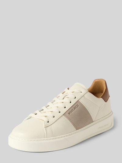 Produktfoto, Sneaker aus echtem Leder Modell 'Classic Court' von Woolrich in Cremeweiß mit beigem Kontrastbesatz, strukturierter Sohle und Label-Schriftzug, runde Form, Schnürverschluss, Absatzhöhe 4 cm, Schafthöhe 8 cm, Schaftweite 9 cm