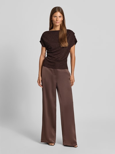 Vrouwenmodel draagt blouse met One-shoulder band van Rinascimento, Materiaalmix met stretch, getailleerde pasvorm, plooien, ruglengte maat S 54 cm, volledig lichaamsaanzicht van voren