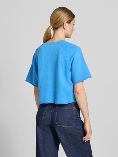 Frauenmodel trägt Sweatshirt mit Stitchings und 1/2-Arm von Oui in leuchtendem Blau, reine Baumwolle, Boxy Fit, Rückansicht, Ganzkörperansicht.