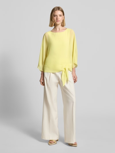 Frauenmodel trägt Relaxed Fit Bluse in semitransparentem Design von Betty Barclay, Rundhalsausschnitt, Zierschleife, Langärmelig, Ganzkörperansicht von vorne.