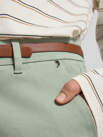 Männermodel trägt Stoffhose mit Eingrifftaschen von comma, bawełniany miks ze stretchem, kieszenie, pasek materiałowy, zbliżenie pasa.