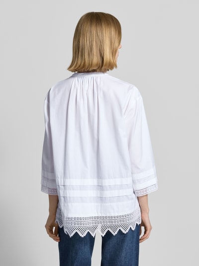 Frauenmodel trägt Oversized Bluse mit Lochspitze von Polo Ralph Lauren, weiße Baumwolle, unifarben, 3/4-Arm, Rundhals, Ganzkörperansicht Rückansicht.