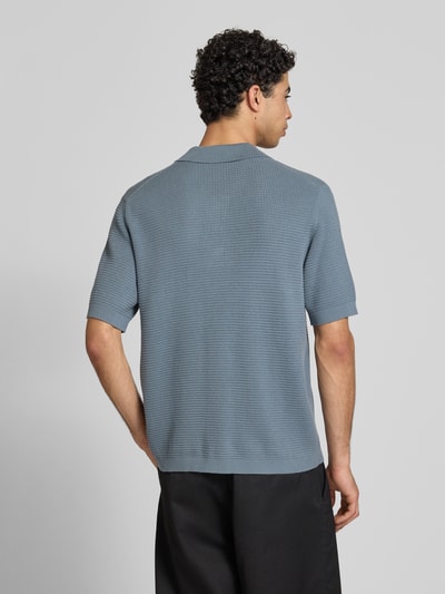 Mannenmodel draagt Regular Fit poloshirt uit puur katoen van Marc O'Polo Denim, effen kleuren, knitwear, labelpatch, polokraag, korte mouw, rompzoom geribd, rugaanzicht, volledige lichaamsweergave.