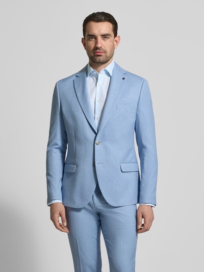 Männermodel trägt Sakko mit Pattentaschen Modell 'NICK' von Zuitable in Hellblau, Material-Mix mit Viskose-Anteil, Gerader-Schnitt, Reverskragen, Knopfleiste, Brusttasche mit Einstecktuch, Ganzkörperansicht von vorne.