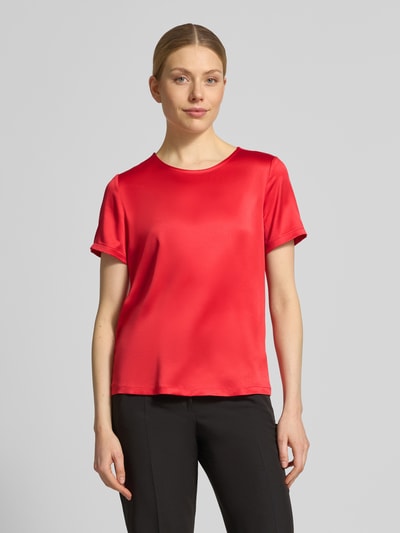 Frauenmodel trägt Regular Fit Bluse aus Satin von Christian Berg Woman Selection in Rot, Rundhalsausschnitt, kurzärmelig, glatte Struktur, Ganzkörperansicht von vorne.