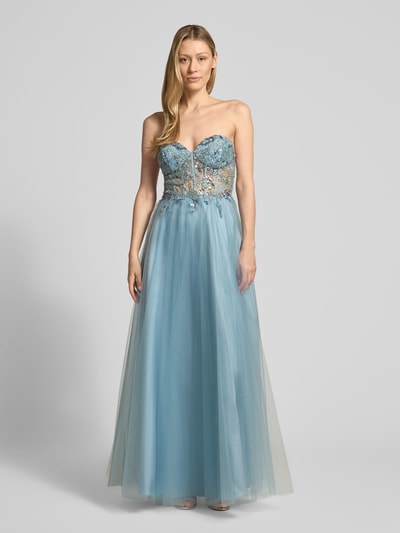 Modelka kobieca nosi Regular Fit Abendkleid mit floralem Pailettenbesatz von Laona, siateczka, krój regular fit, brokatowe kwiatowe aplikacje, koronka, fason bez ramion, długość tyłu w rozmiarze 36: 124 cm, szerokość w rozmiarze 36: 32 cm, cała sylwetka z przodu