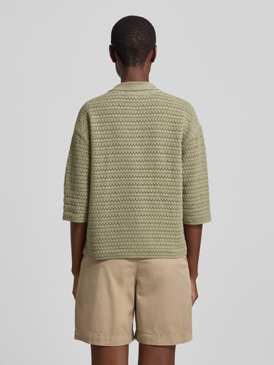 Männermodel trägt Strickpullover mit V-Ausschnitt und 3/4-Arm Modell 'Garakino' von OPUS, bawełna, krój relaxed fit, beżowe szorty, widok całej sylwetki z tyłu