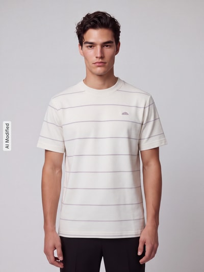 Männermodel trägt T-Shirt mit Label-Stitching Modell 'VERRI' von ellesse, creme mit feinen Streifen, Baumwoll-Mix, Ganzkörperansicht von vorne, KI-modifiziertes Bild.