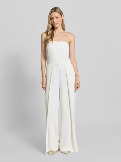 Frauenmodel trägt Jumpsuit im Off-Shoulder-Look mit Drapierungen von Comma, weiß, Material-Mix mit Stretch-Anteil, taillierter Schnitt, Reißverschluss, Ganzkörperansicht von vorne.