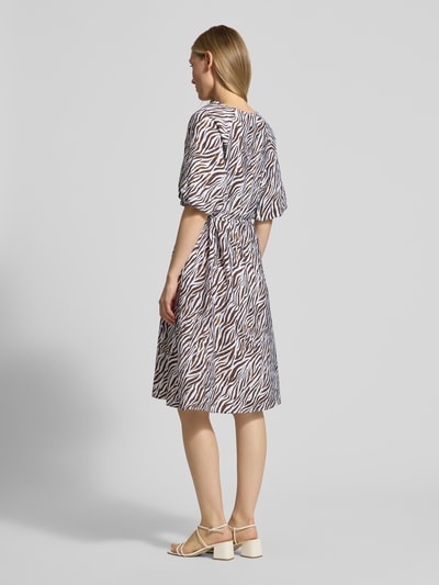 Frauenmodel trägt Knielanges Kleid aus Viskose-Mix mit Bindegürtel Modell 'Mele' von FREE/QUENT im Allover-Look, Rückenlänge 103 cm, Brustweite 50 cm, Ärmellänge 25 cm, Ganzkörperansicht Rückansicht.