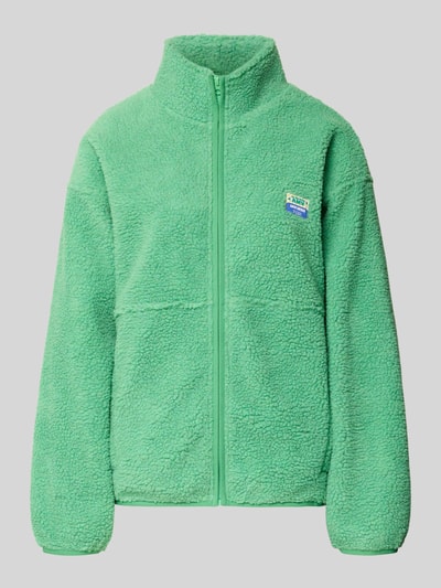 Produktfoto, grüne Jacke aus Teddyfell Modell 'HOKTOWN' von American Vintage mit Stehkragen, Reißverschluss, Label-Detail, Eingrifftaschen, lockerer Schnitt, Rückenlänge 65 cm, Schulterbreite 60 cm, Brustweite 59 cm, Ärmellänge 55 cm.