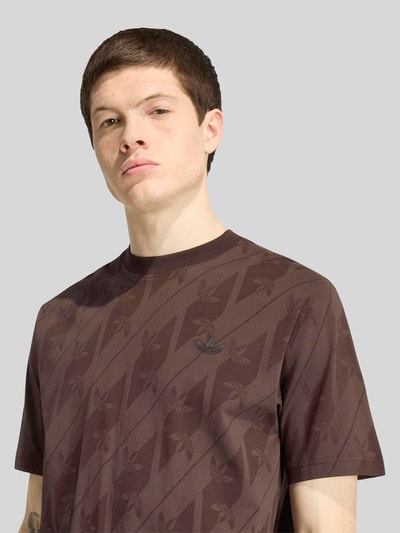 adidas Originals Regular Fit T-Shirt aus reiner Baumwolle mit Allover-Logo-Muster Dunkelbraun 3