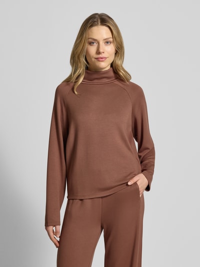 Frauenmodel trägt Regular Fit Sweatshirt aus Viskose-Mix von s.Oliver RED LABEL, jednolity kolor, długi rękaw, mock neck, krój regular fit, label stitching, materiał sweat, przetwarzanie: wiskoza-mix. Ganzkörperansicht von vorne.