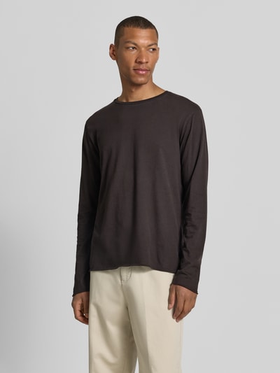 Männermodel trägt Herren Longsleeve aus Reine Baumwolle, Regular-Fit, Modell 'Kendrick' von Drykorn, Rundhalsausschnitt, Rückenlänge 70 cm, Größe M, Ganzkörperansicht von vorne.