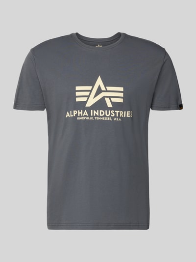Productfoto, T-Shirt met label-detail model 'BASIC' van Alpha Industries, grijs katoen, rechte fit, ronde hals, voorkant zichtbaar, herenmode.