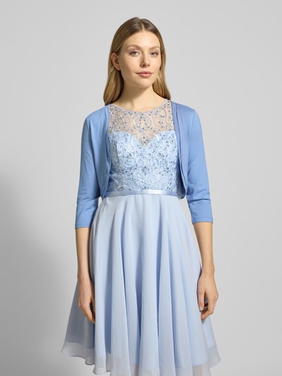 Frauenmodel trägt Bolero aus Viskose-Mix mit 3/4-Arm von V.M., körpernahe Passform, Stretch-Anteil, hellblau, Nahaufnahme Oberkörper.