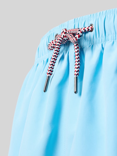 Produktfoto, Badehose mit Gesäßtasche und Logo-Stitching von MCNEAL in Hellblau, elastischer Bund mit Kordelzug, glatte Oberfläche