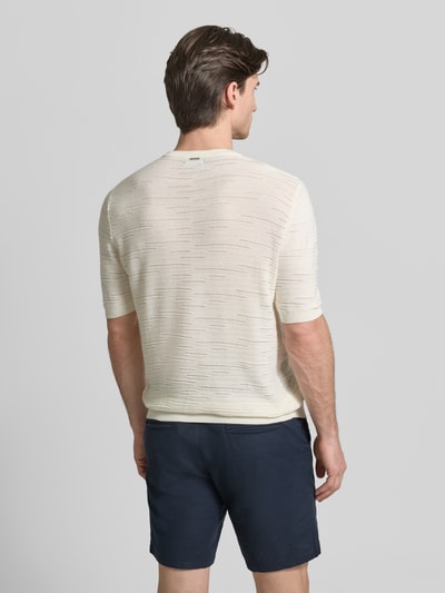 Männermodel trägt Strickshirt aus Baumwolle von Antony Morato, cremefarben, feine Rippenstruktur, Halbarm, Rückansicht, Ganzkörperansicht.