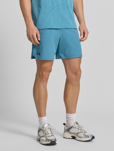 Mannelijk model draagt Shorts met elastische band en Logo van Under Armour in regular fit, Steekzakken, blauw, Ganzkörperansicht van voren.
