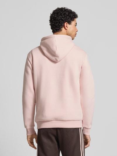 Männermodel trägt Regular Fit Hoodie aus Baumwoll-Mix Modell 'CERES' von Only & Sons in Rosa, Sweat-Stoff, Ganzkörperansicht Rückansicht.
