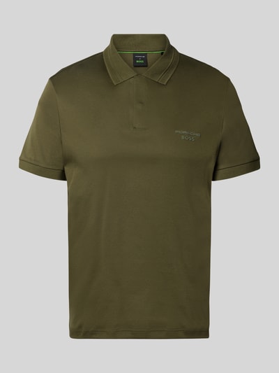 Produktfoto, Regular Fit Poloshirt aus reiner Baumwolle Modell 'PS Spirit 70 Plk' von BOSS Green X PORSCHE in Olivgrün, unifarben, kurzarm, Polokragen, sichtbarer Label-Schriftzug, glatte Struktur.